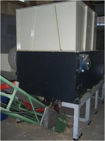 Special machine with base frame and chip conveyor